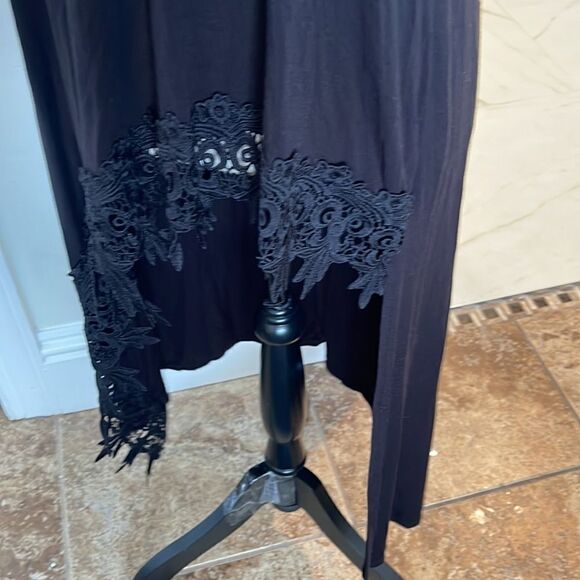 So soft asymmetrical high low top.  Cute lace trim. - Picture 7 of 8